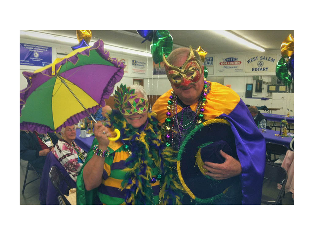 Bienvenus dressed in Mardi Gras attire