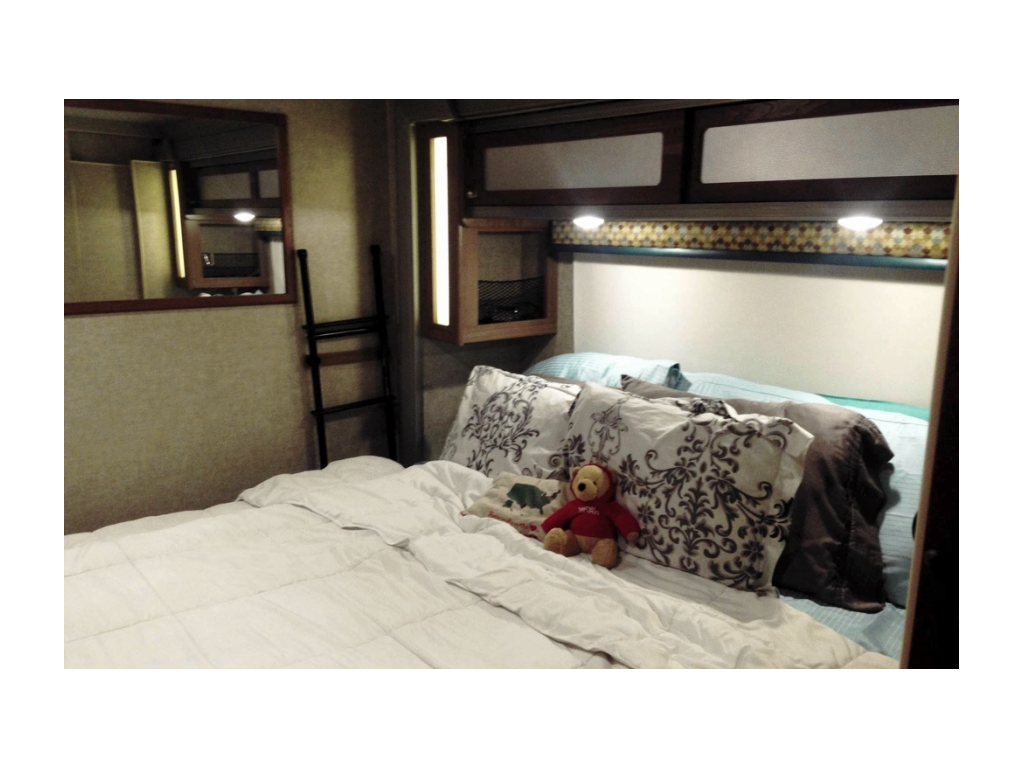 King sized bed in the bedroom.