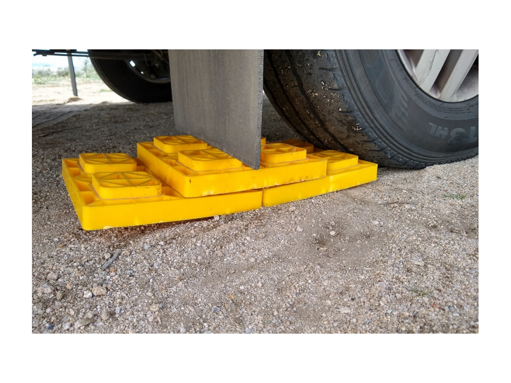 Leveling RV using yellow leveling blocks