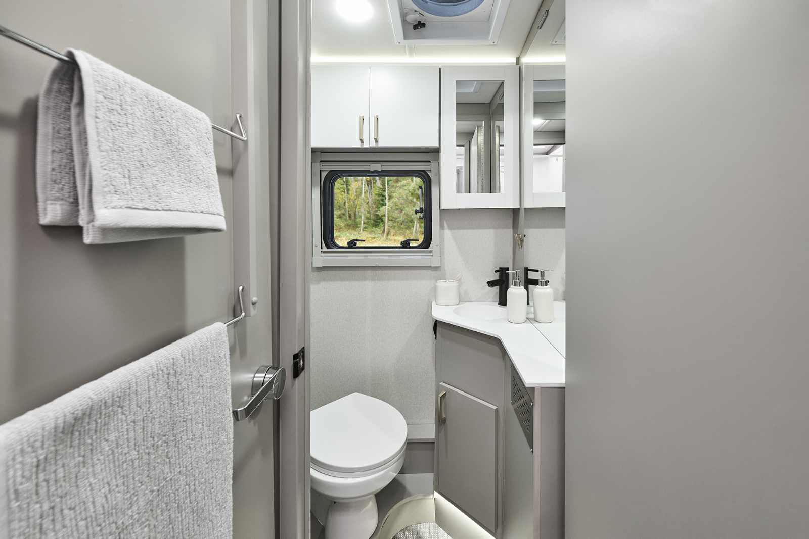 Winnebago View & Navion 24R | Versatile Class C RV