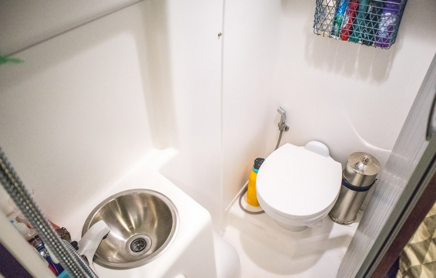 Wetbath in Winnebago Travato.