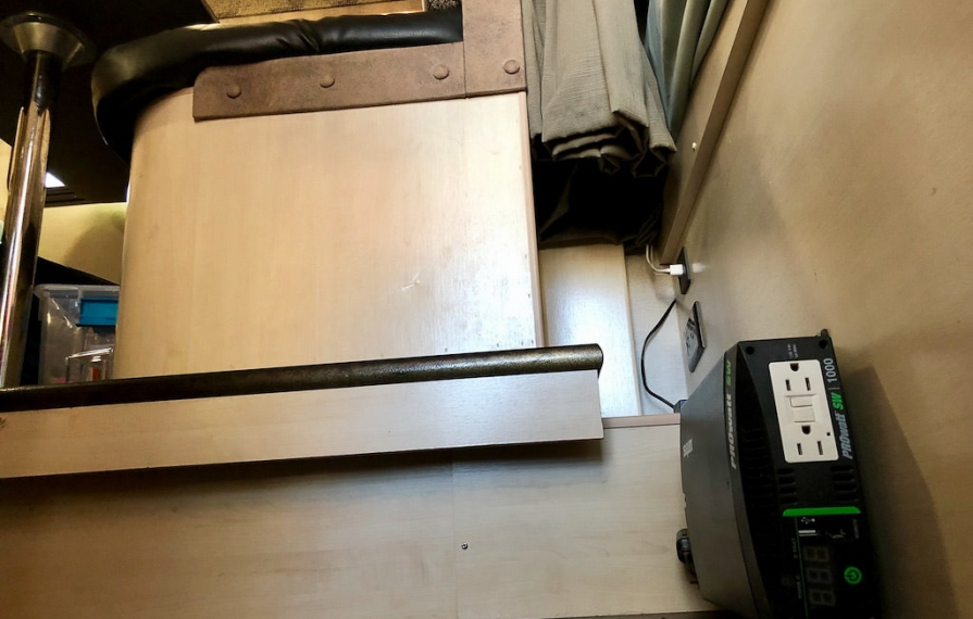 Alternative, detail view of the compact Xantrex inverter