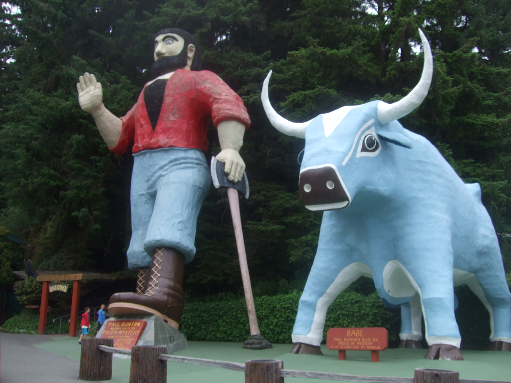 Paul Bunyan and Babe the Blue Ox sculptures.